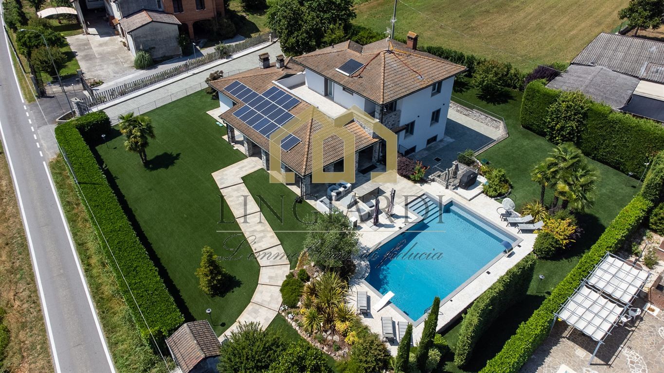 VILLA DA SOGNO CON PISCINA E VISTA SUL VERDE