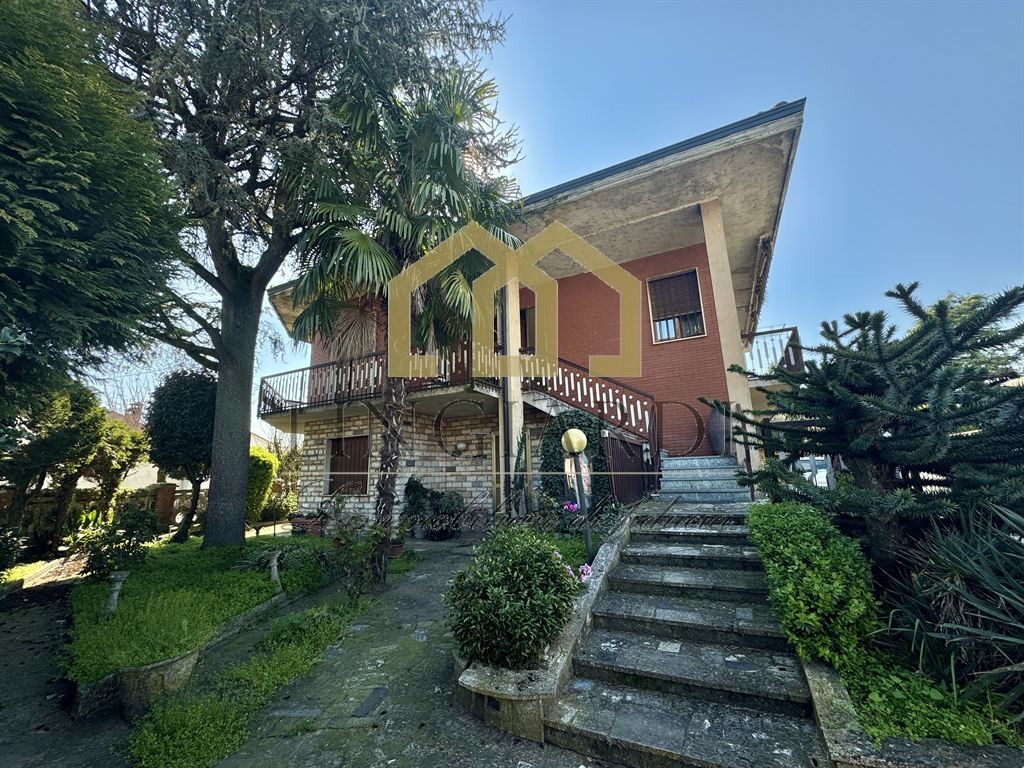 Villa singola con due unità abitative indipendenti